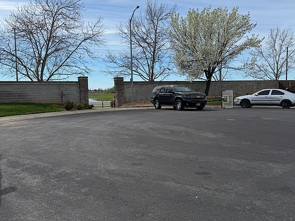 cul-de-sac, limited amount cars driving through