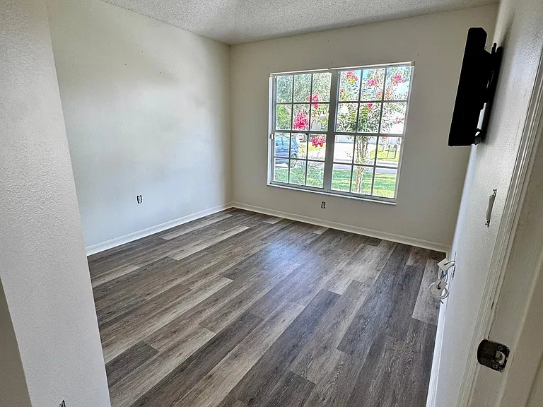 561 Buckingham Cir — Photo 7