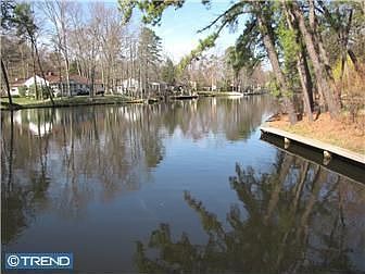 3rd image of 124 N Lakeside Dr E