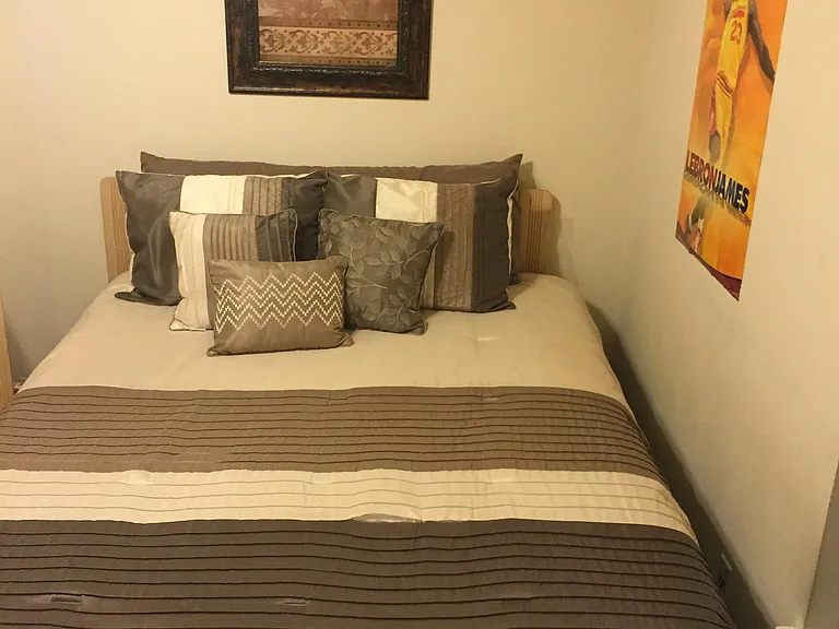 2nd bedroom fits a queen size bed