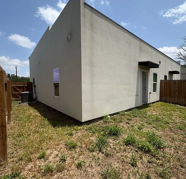1515 W B St — Photo 17