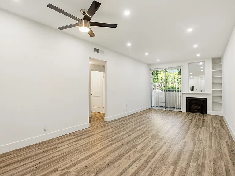 2BD (D) - Living Room
