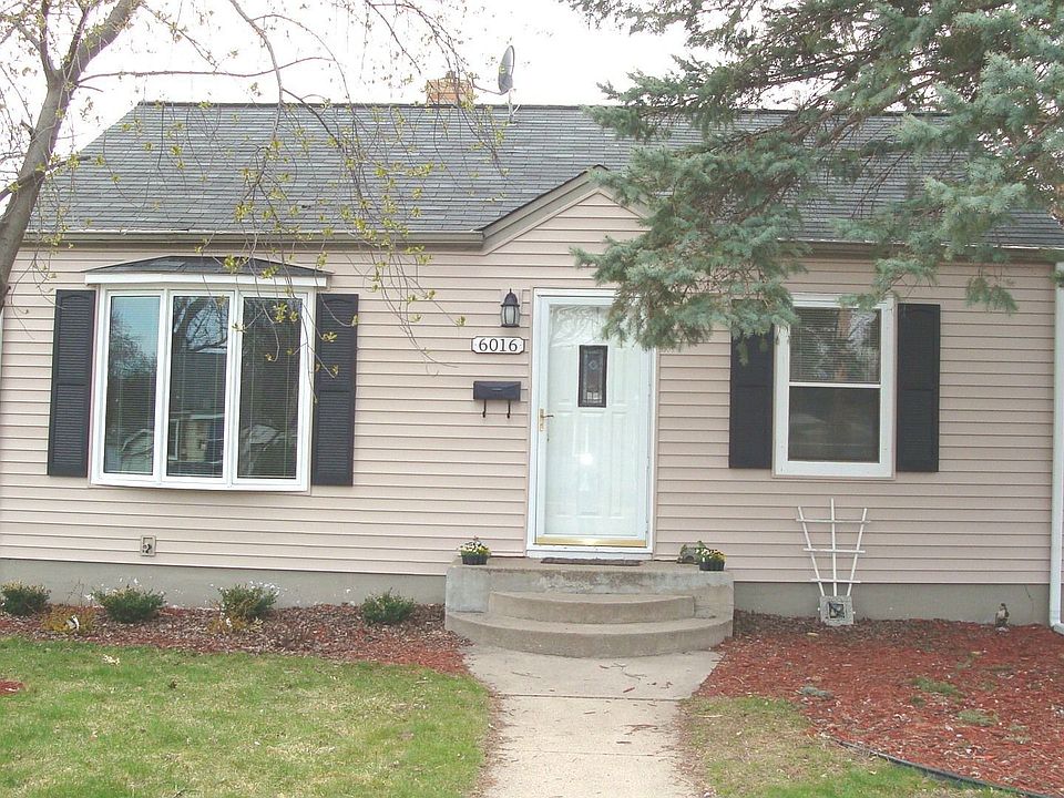 Darling home near Lakes and shopping!