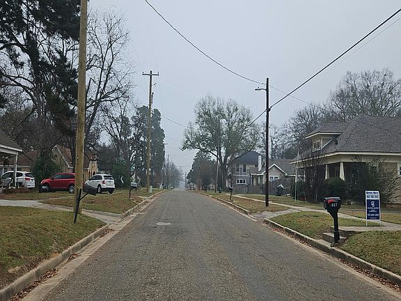 3rd image of 616 W Scott St