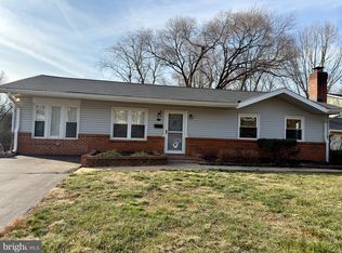 905 W Poplar Rd, Sterling, VA 20164