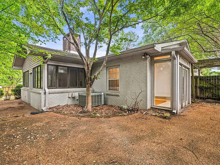 1610 Hillcrest Dr — Photo 8