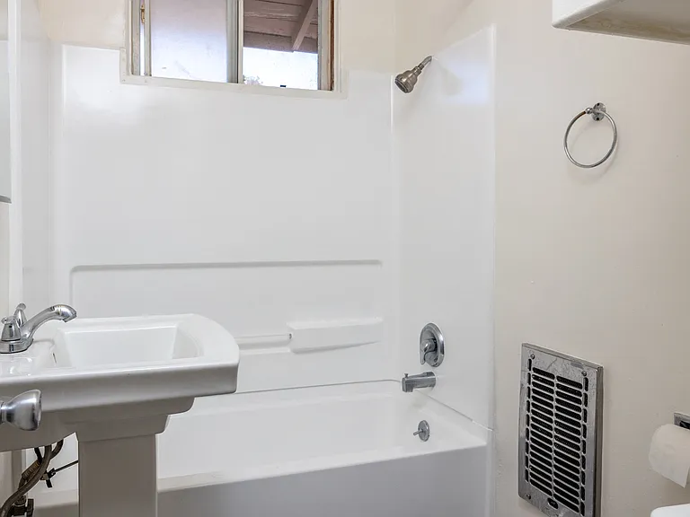 Verdugo Plaza Apartments — Photo 10