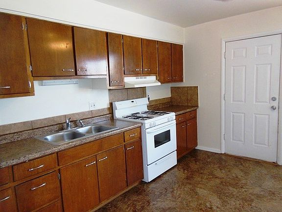 3rd image of 101 S 17th St