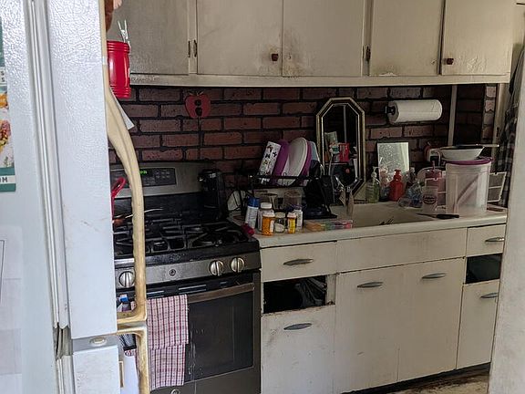 2nd image of 1003 Clinton St