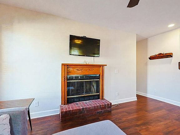 4th image of 221 Lander Dr.