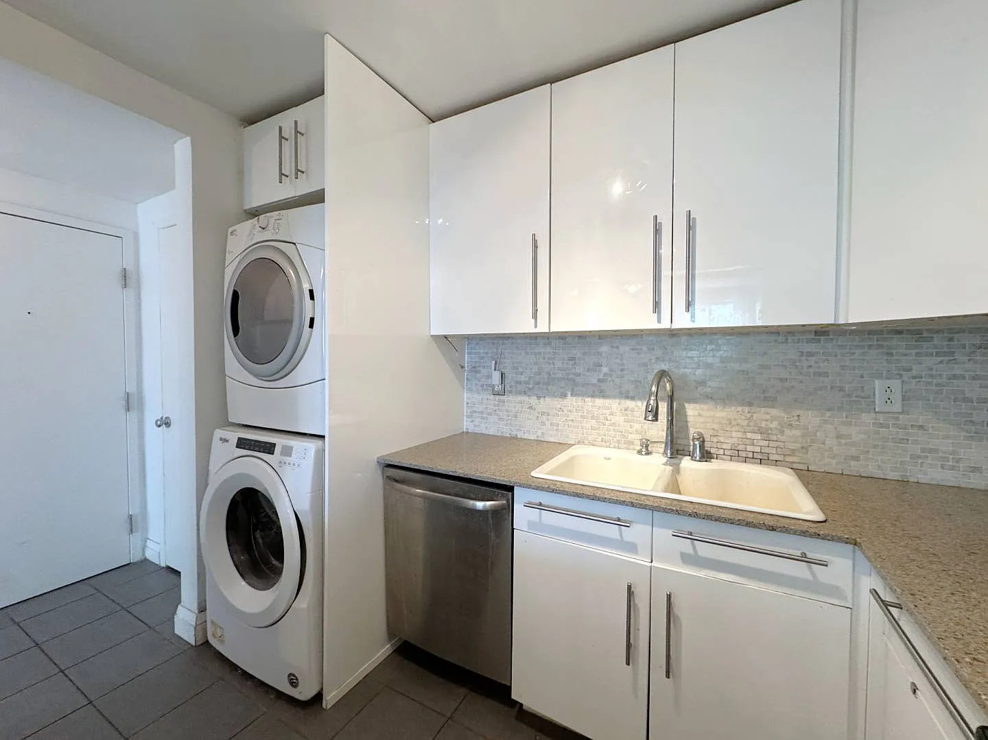 1175 Queen St E - B — Photo 3