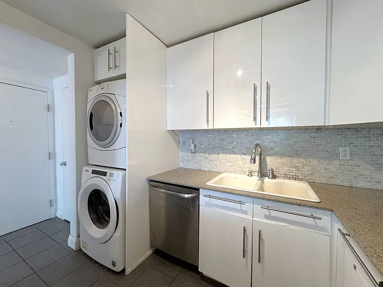 1175 Queen St E #B — Photo 3