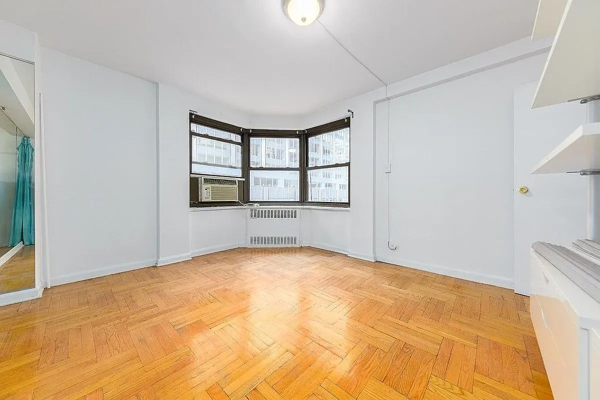 135 East 54th Street — Photo 4