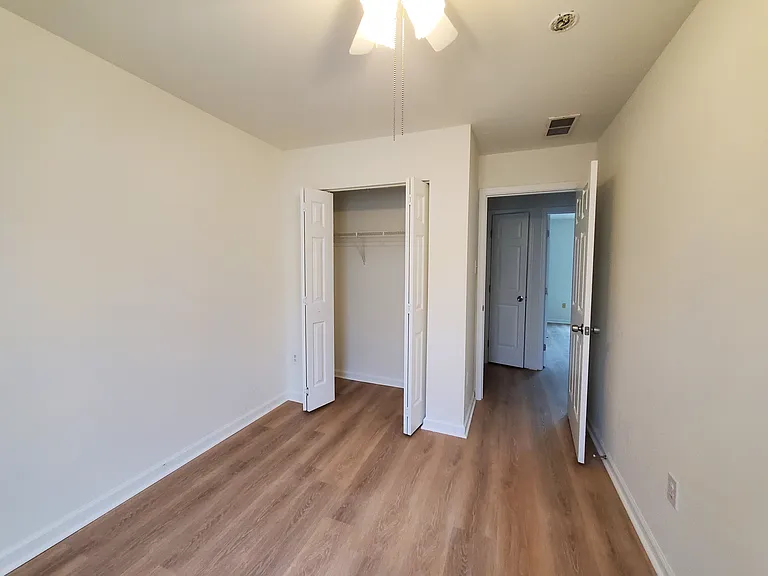 204 N Bridlewood Dr — Photo 5