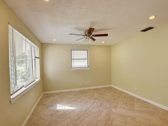 4th image of 320 NW 10th Ave