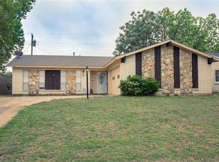 2124 Meadow Gln, Irving, TX 75060