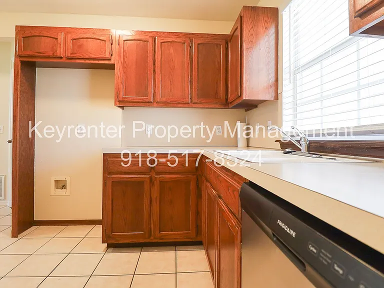 318 E Will Rogers Blvd — Photo 4