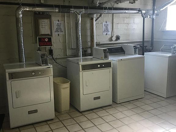 2 Dryers 2 Washers