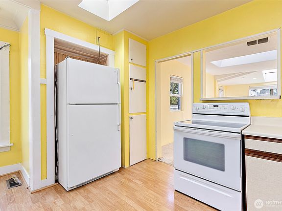 3rd image of 630 N Oakes Street