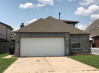 2113 Lakecrest Dr, Moore, OK 73170