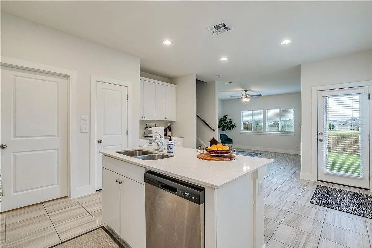 4 bed, 2.5 bath, 1593 sqft, $1,900 — Photo 4