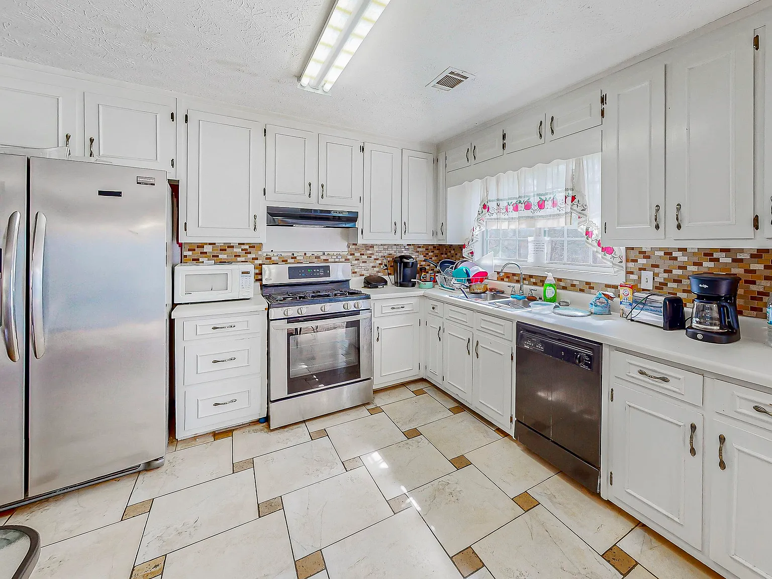 4 bed, 3.0 bath, 1722 sqft, $1,139 — Photo 2