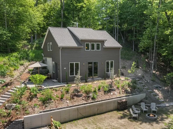 8867 S Dunns Farm Rd, Maple City, MI 49664