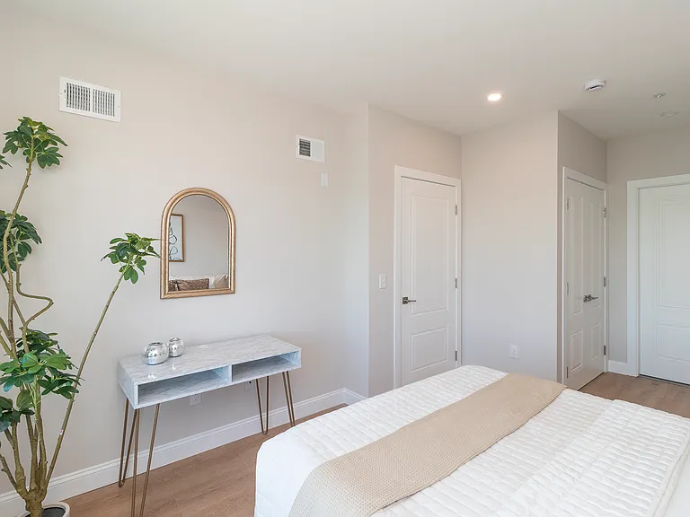 Lakeview Apartments — Photo 16
