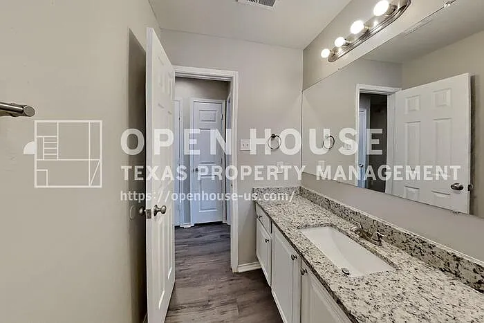 546 Newberry St — Photo 17