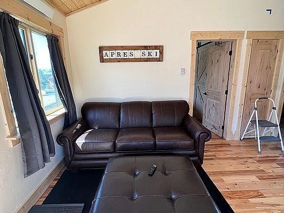 2nd image of 1766 Meadow Ln