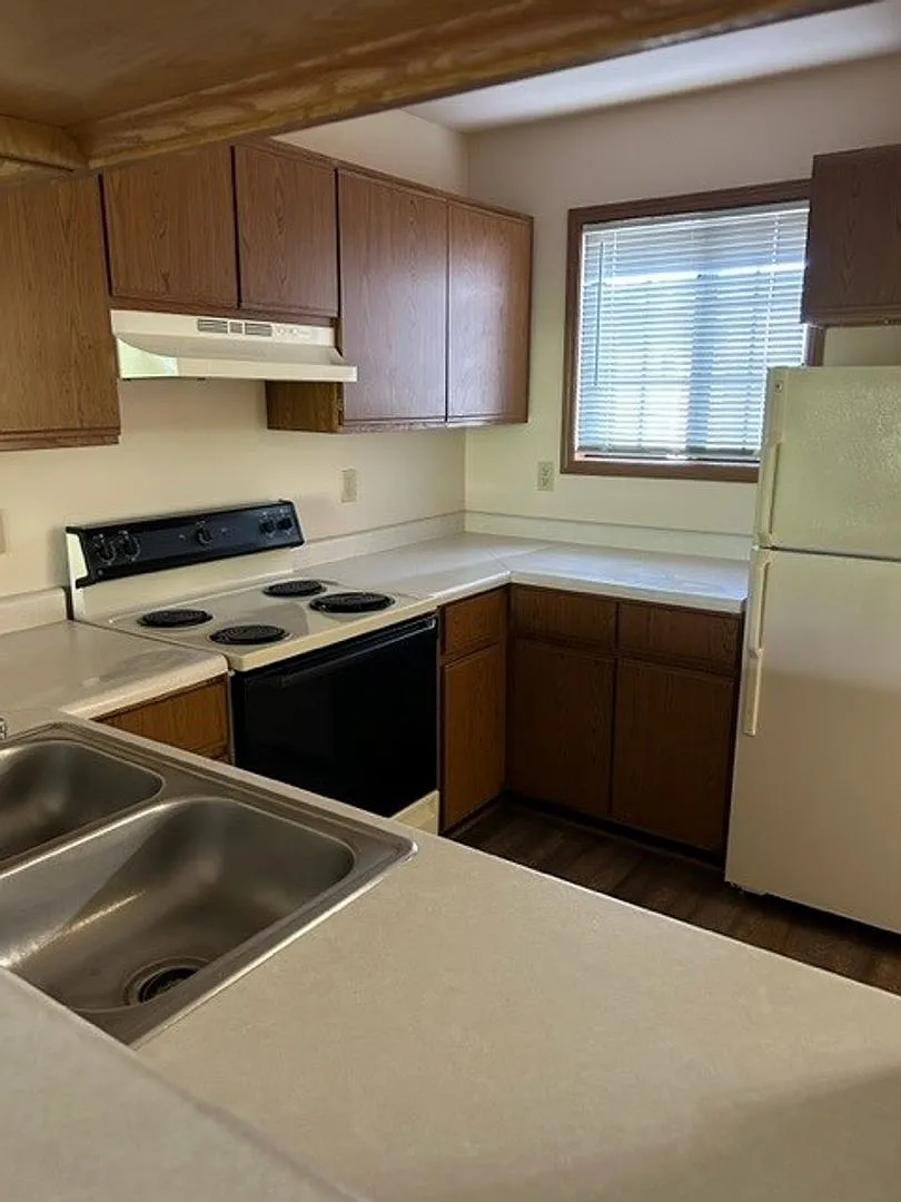 Lake Court Apartments — Photo 3
