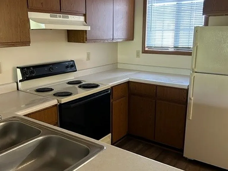 Lake Court Apartments — Photo 3