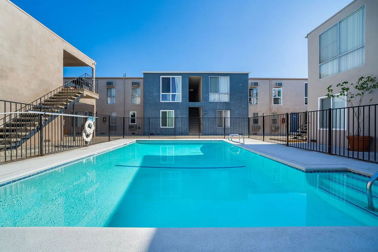 Chateau 16860 Chatsworth Apartments, LLC — Photo 3