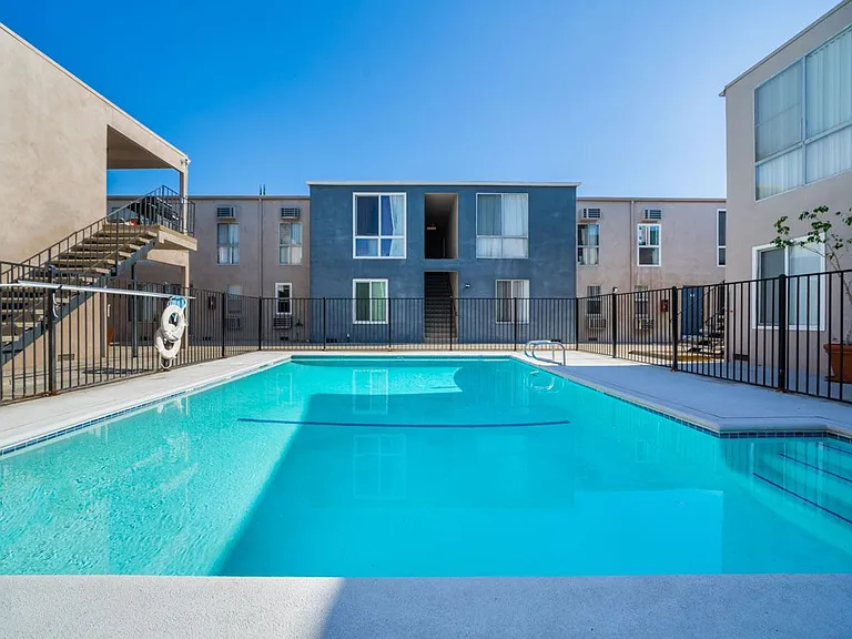 Chateau 16860 Chatsworth Apartments, LLC — Photo 3