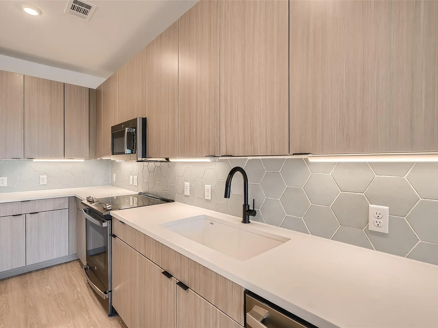 2 bed, 2.0 bath, 1001 sqft, $2,100 — Photo 4