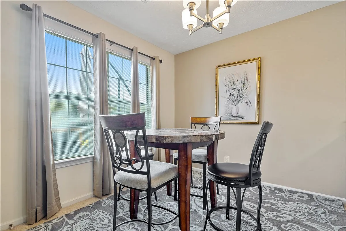 3 bed, 1353 sqft, $2,200 — Photo 4