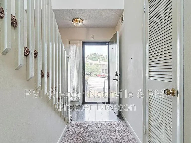 717 Barlin Ct — Photo 3