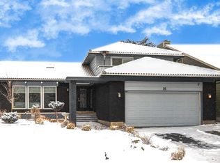 16 S Woodgate Close SW, Calgary, AB T2W 4C1