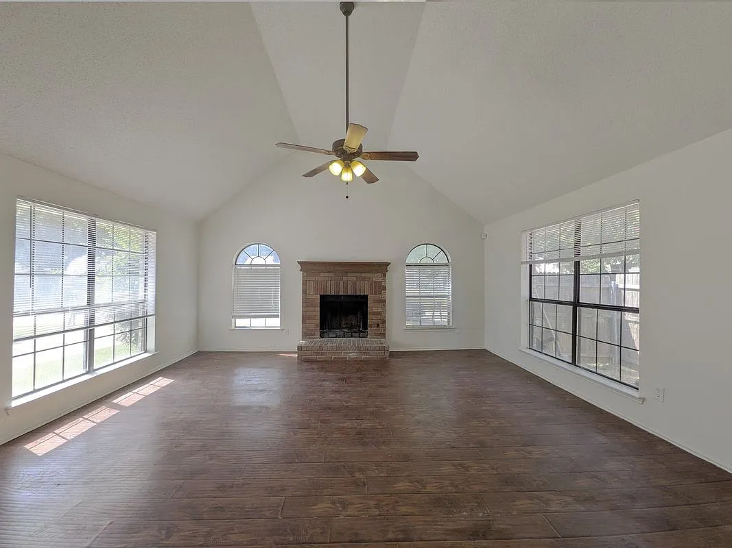 3 bed, 2.0 bath, 2149 sqft, $2,100 — Photo 3