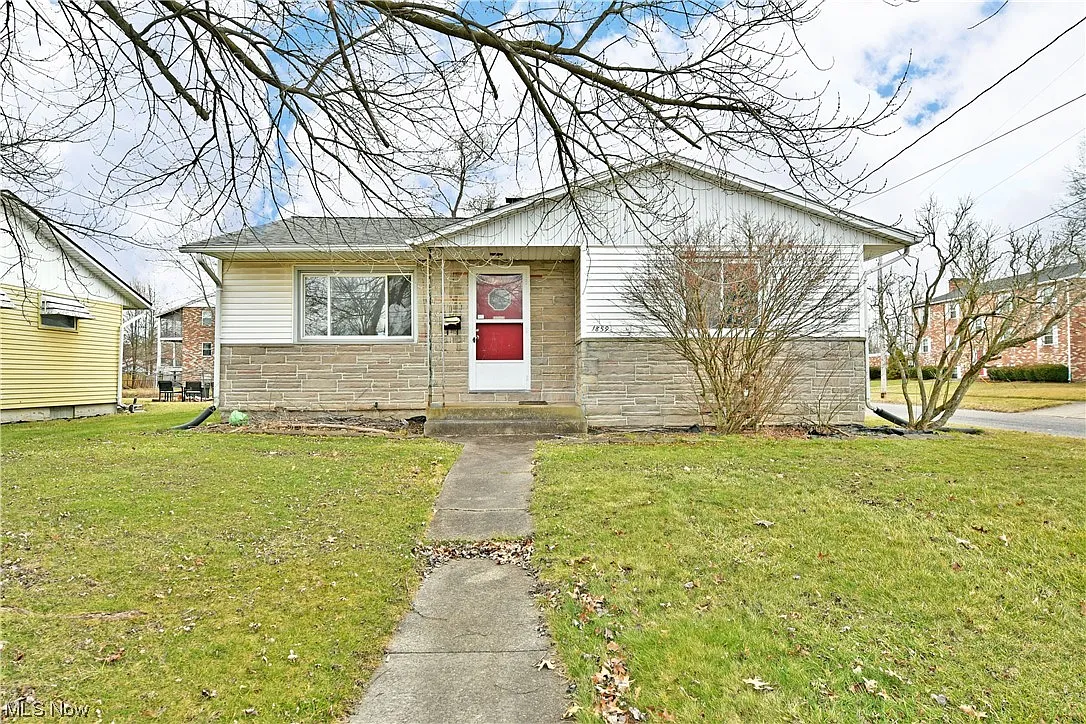 1859 Parkwood Dr NW photo 1