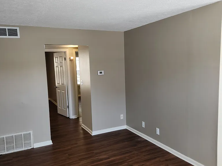 100 Forest Ct #4 — Photo 5