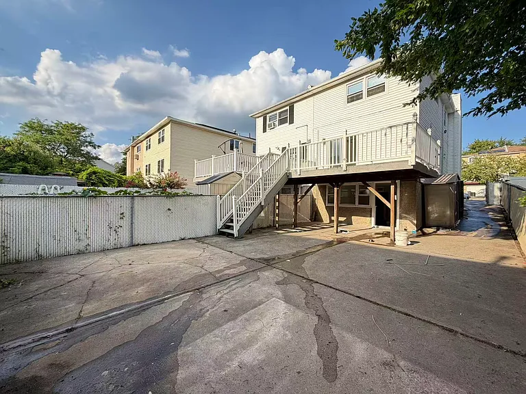 266 Brookfield Ave — Photo 6