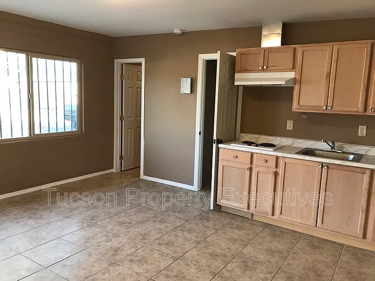 232 W Flores St #8 — Photo 2