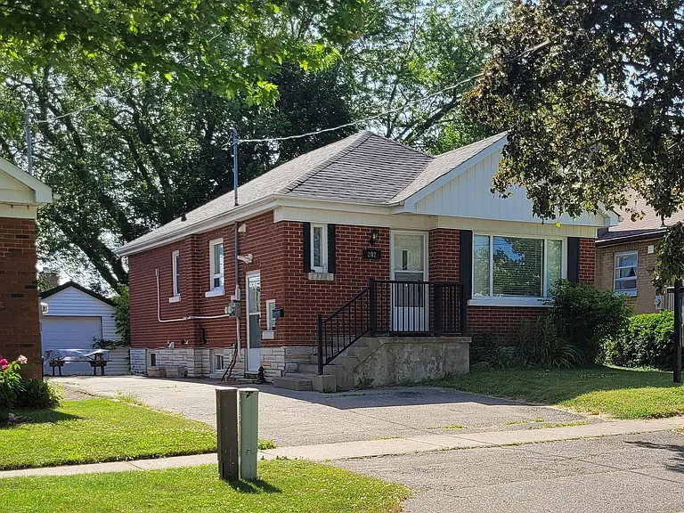 202 Cadillac Ave S — Photo 1