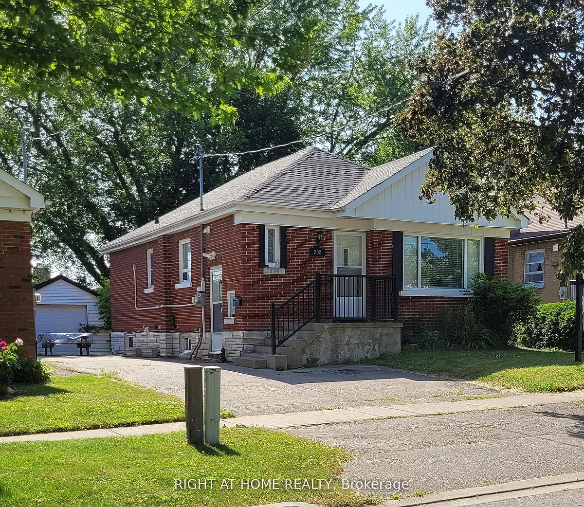 Photo 1 of 4 - 202 Cadillac Ave S - Oshawa, ON Primary Photo - 202 Cadillac Ave S