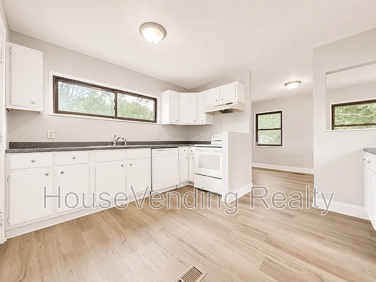 2324 Grove St — Photo 6