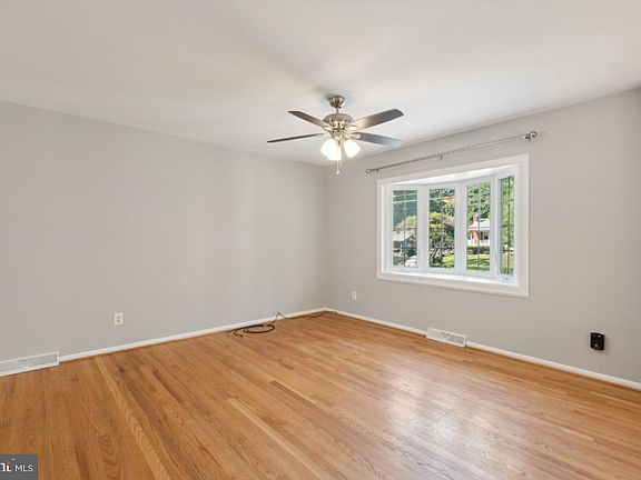 4th image of 327 Beach Dr