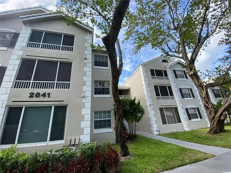 2841 N Oakland Forest Dr #107 — Photo 2