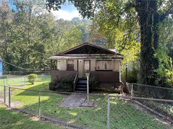 2737 Lens Creek Rd, Hernshaw, WV 25107