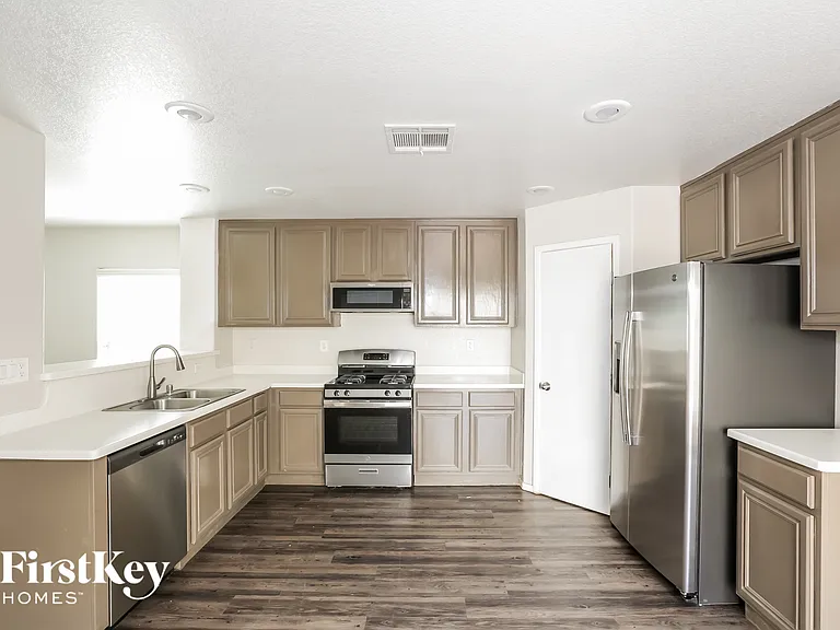 703 Loughton St — Photo 6